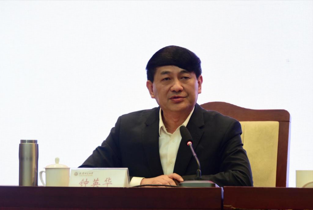 校长钟英华讲话